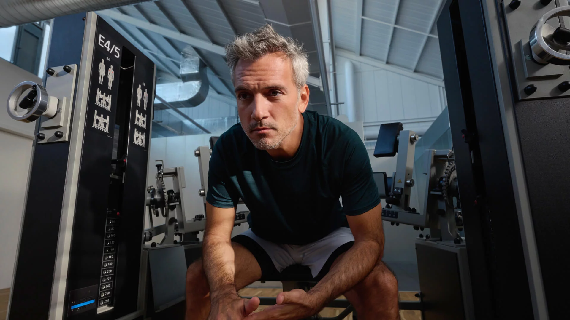 Mann im mittleren Alter im Kieser Studio